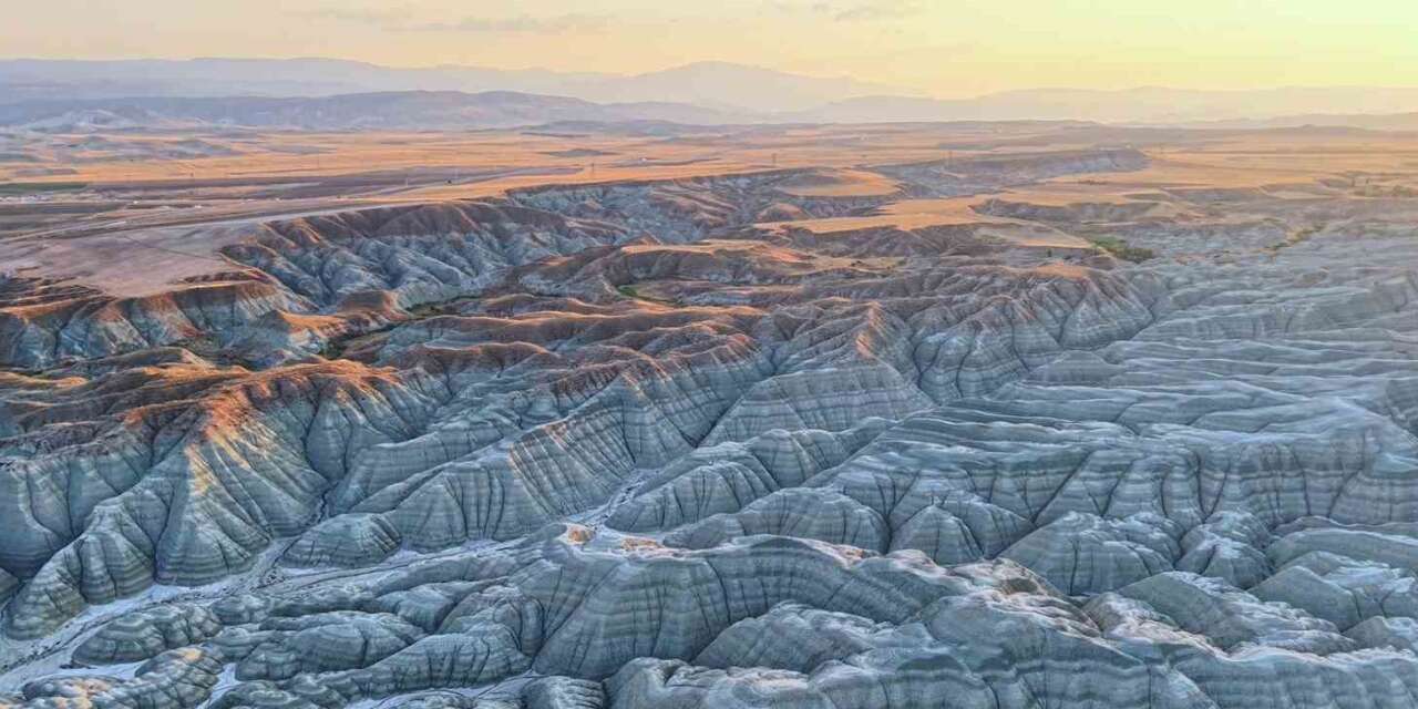Doğanın sanat eseri Gökkuşağı Tepelerinde gün batımı masalı