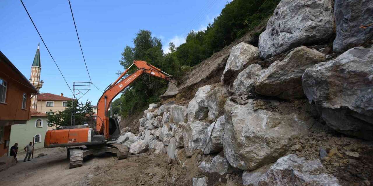 Kastamonu’da selde zarar gören köy yolları, kilometrelerce uzaktan taşınan kaya ve taşlarla onarılıyor