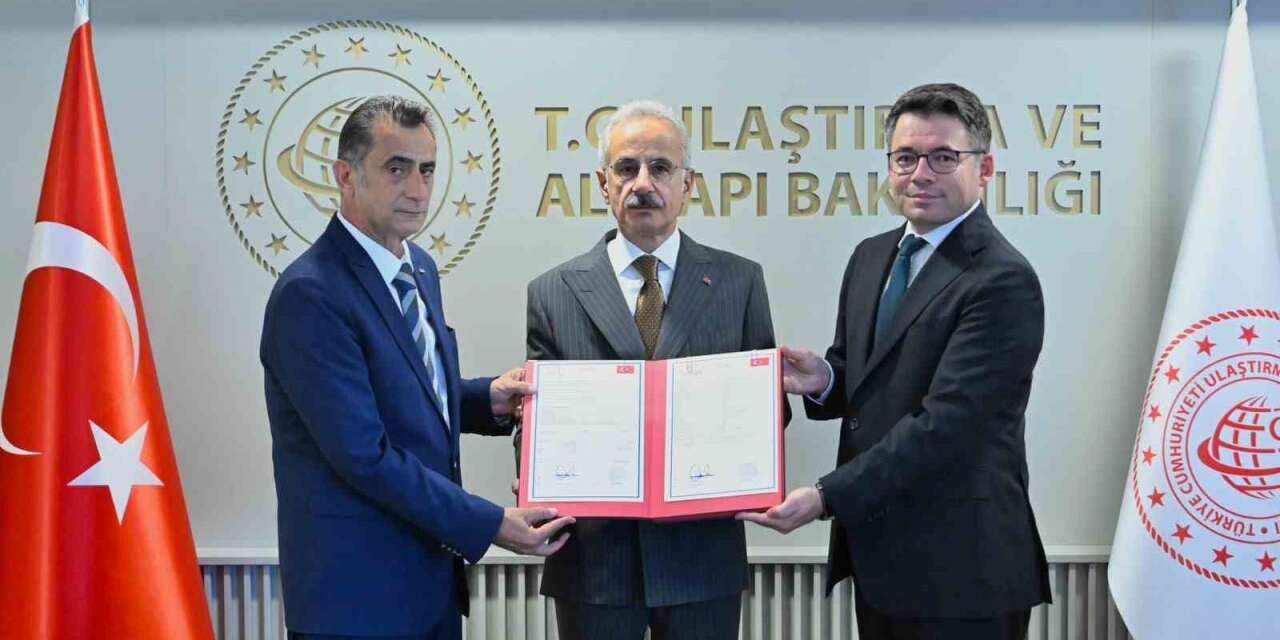 Bakan Uraloğlu: "E5000 lokomotifimiz, Avrupa Birliği Sertifikasyonu olan TSI’ya sahip oldu"