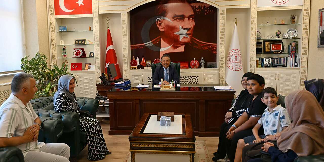 Millî Eğitim Müdürü Rahmi Güney, öğrenci ve velileri ağırladı