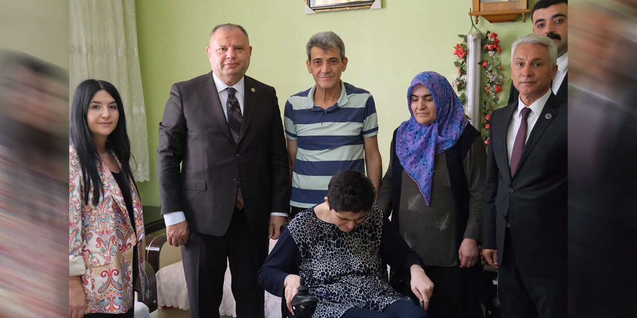 Halil Öztürk’ten Seda Sarı’ya Akülü Engelli Aracı Desteği