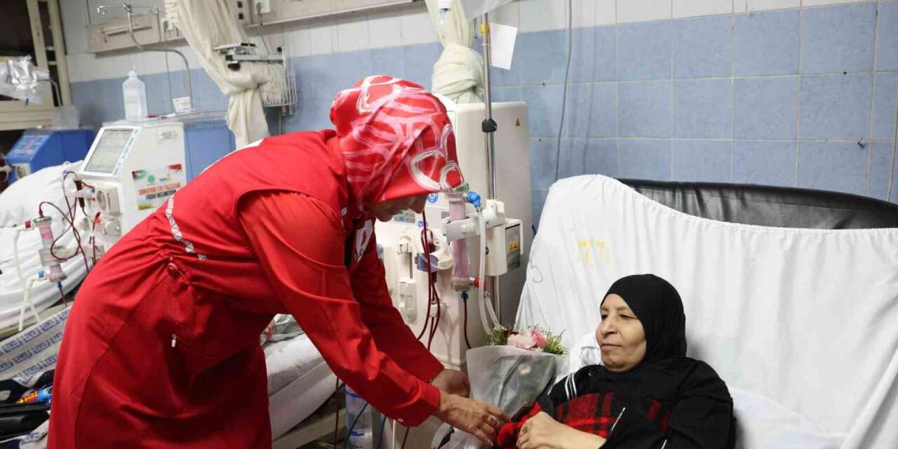 Türk Kızılay Genel Başkanı Yılmaz, Kahire’de Gazzeli hastaları ziyaret etti