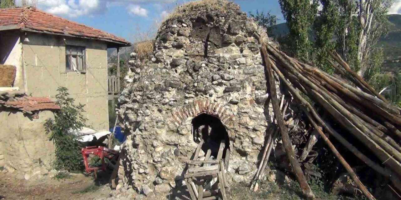 Atıl vaziyetteki hamam restore edilmeyi bekliyor