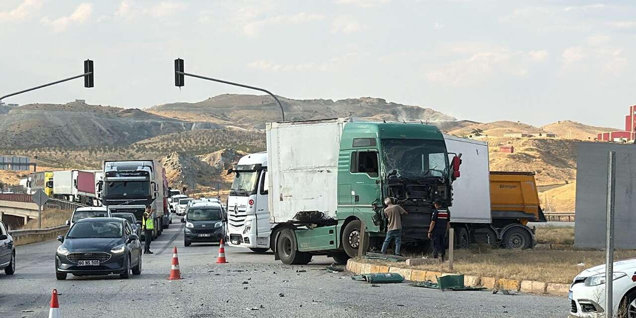 Kırıkkale'de yolcu otobüsü ve iki tır kavşakta çarpıştı