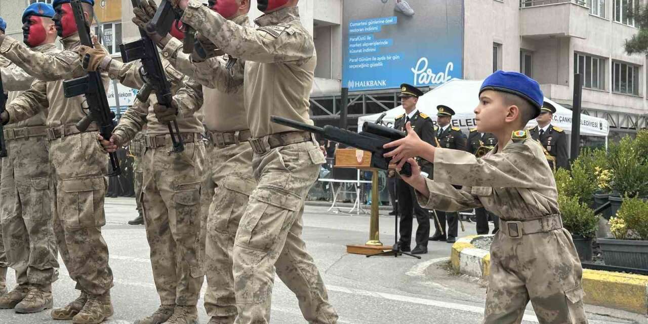 Komandoların gösterisine eşlik eden minik asker izleyenleri mest etti