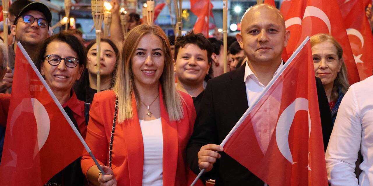 Bayram heyecanı sokaklara taştı: Fener alayı geceyi aydınlattı