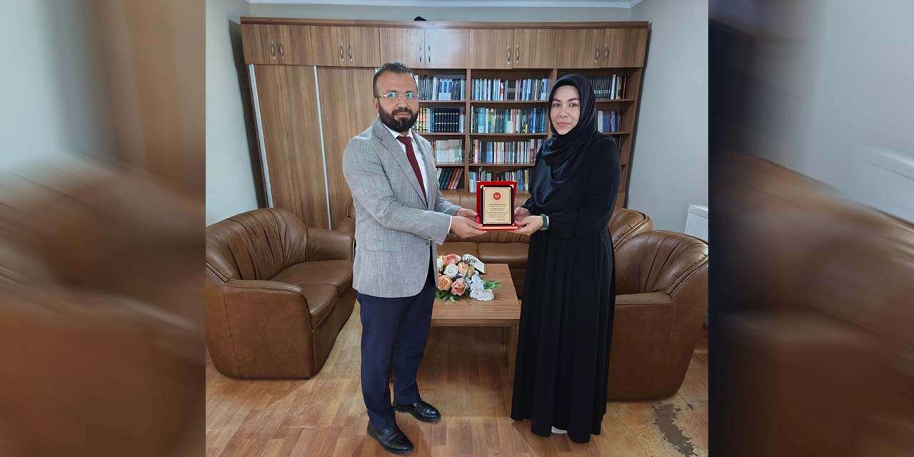Bahşılı’da duygu dolu veda! Kur’an Kursu öğreticisine plaket verildi