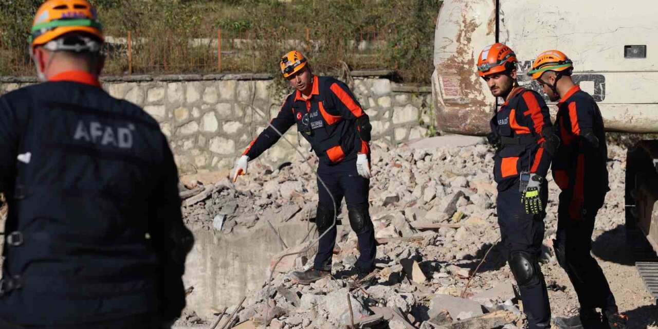 Kastamonu’da habersiz yapılan bina göçmesi tatbikatı başarıyla tamamlandı