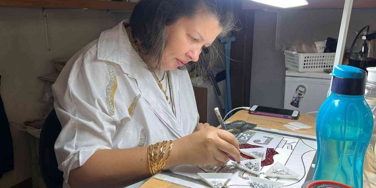 Sosyal medyada gördüğü, işi oldu: Kristal cam taşları ilmek ilmek işliyor