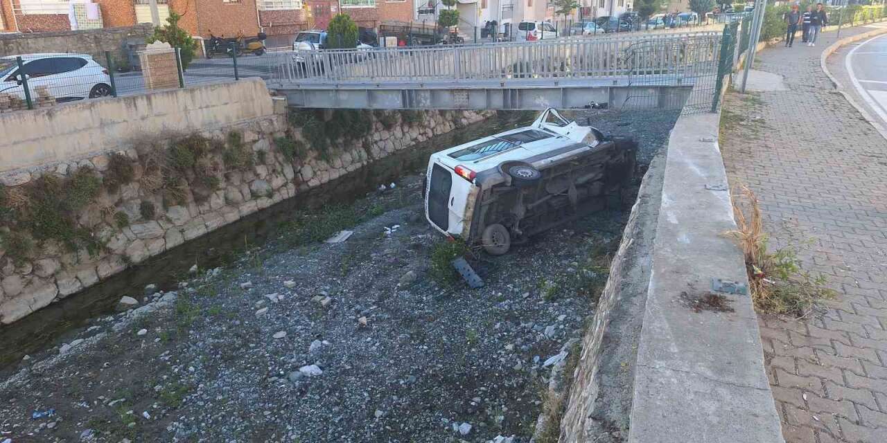 Diyaliz hastası nakil aracı çaya uçtu: 6 yaralı