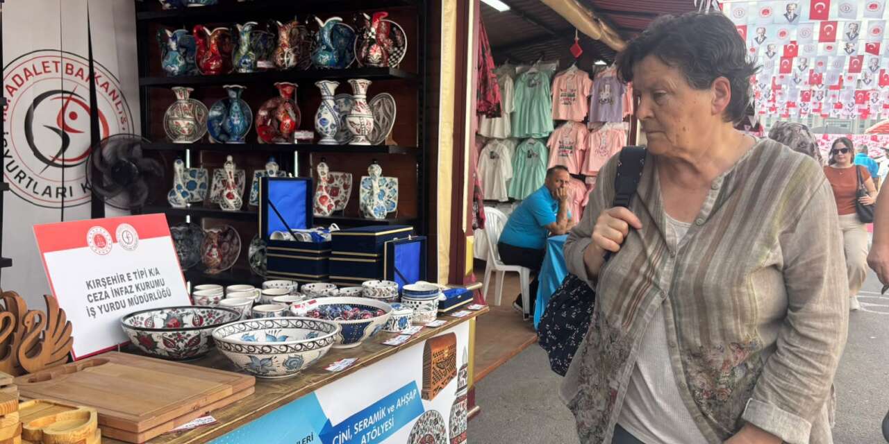 Hükümlü ve tutukluların ürettiği yüzlerce ürün fuarda vatandaşlarla buluştu.