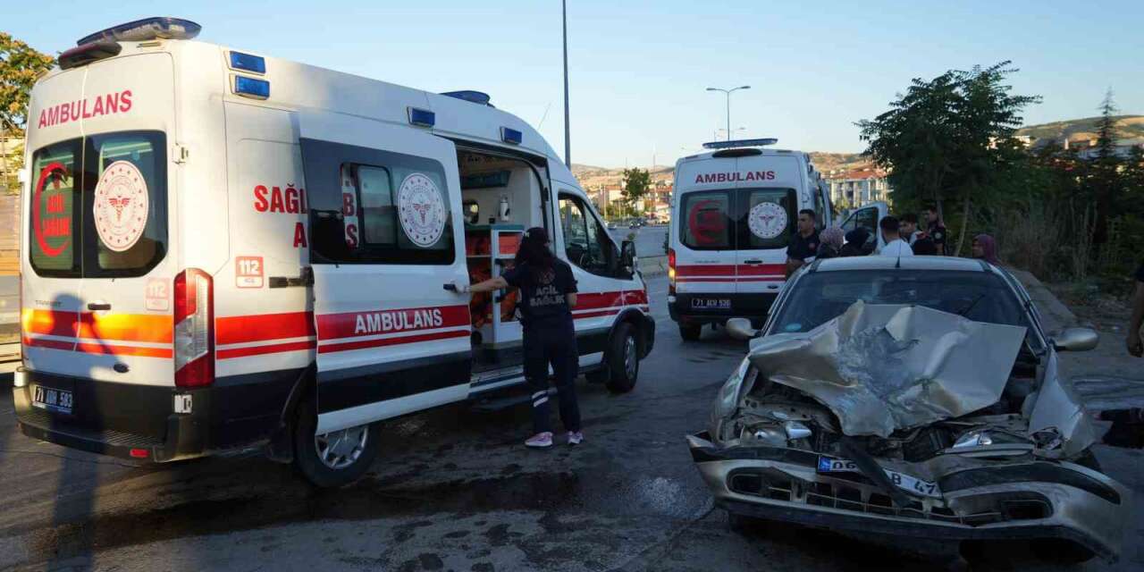 Kırıkkale’de minibüs ile otomobil çarpıştı: 3 yaralı