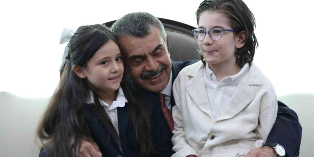 Cumhurbaşkanı Erdoğan ile şarkı söyleyen minik müzisyenlerden Bakan Tekin’e ziyaret