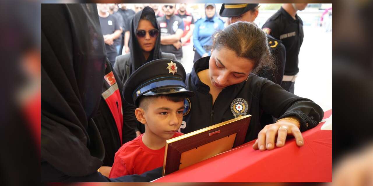 Şehidin eşi ve çocuğundan yürek yakan veda: Babaya son sarılış