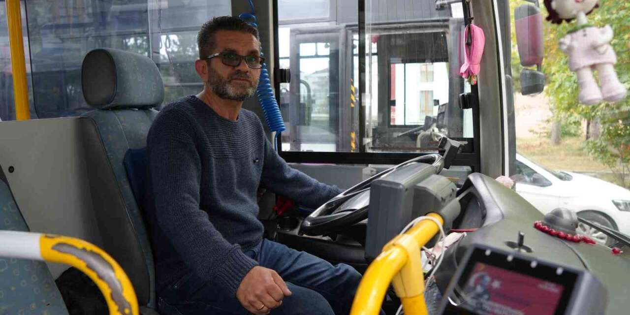 Halk otobüsünde unutulan para dolu çanta sahibine teslim edildi