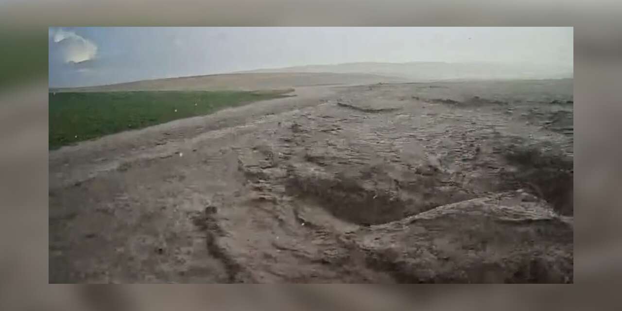 Sağanak yağış sele dönüştü, tır yan yattı