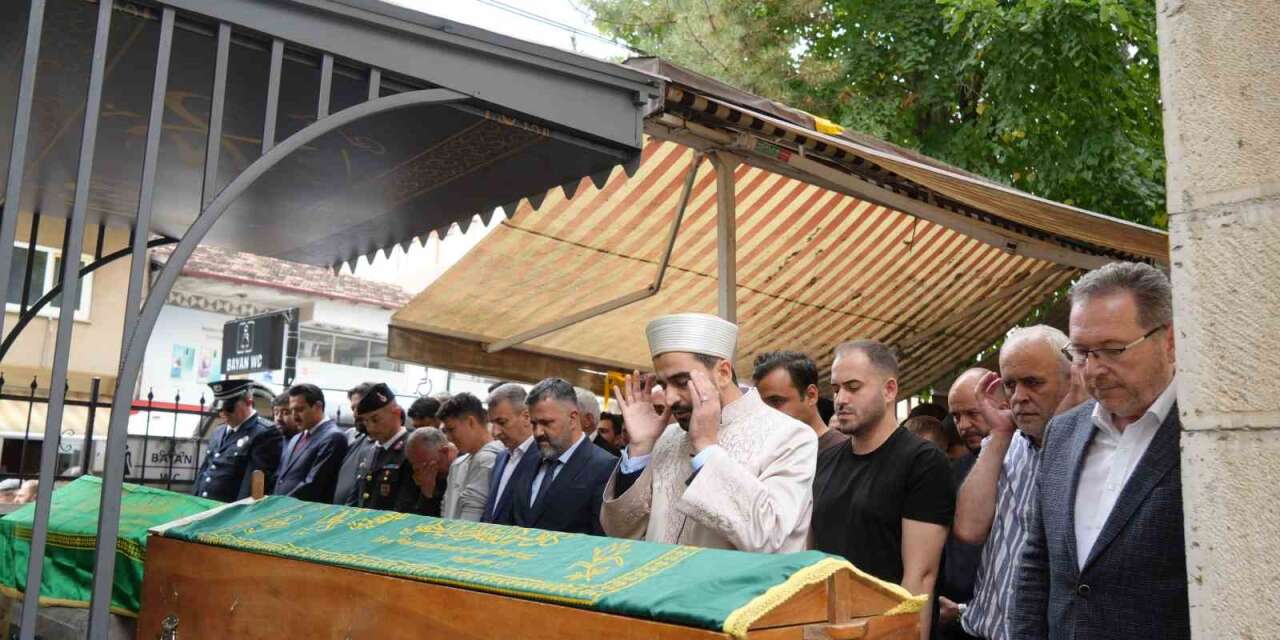 Silahlı saldırıda ölen kuyumcu toptancısı memleketinde toprağa verildi