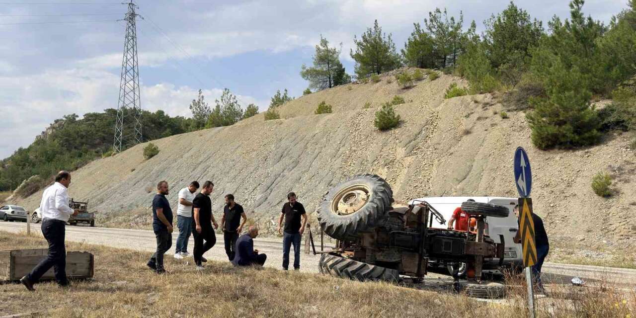 Kastamonu’da hafif ticari araç ile traktör çarpıştı: 1 yaralı