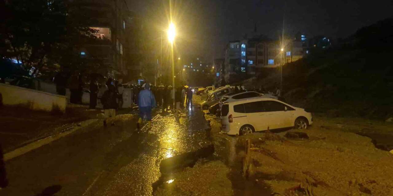 Yol çöktü, onlarca araç mahsur kaldı