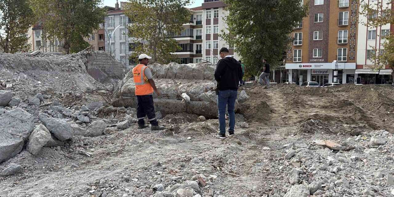 Çorum’da yıkım çalışması sırasında insan kafatası ve kemikler bulundu