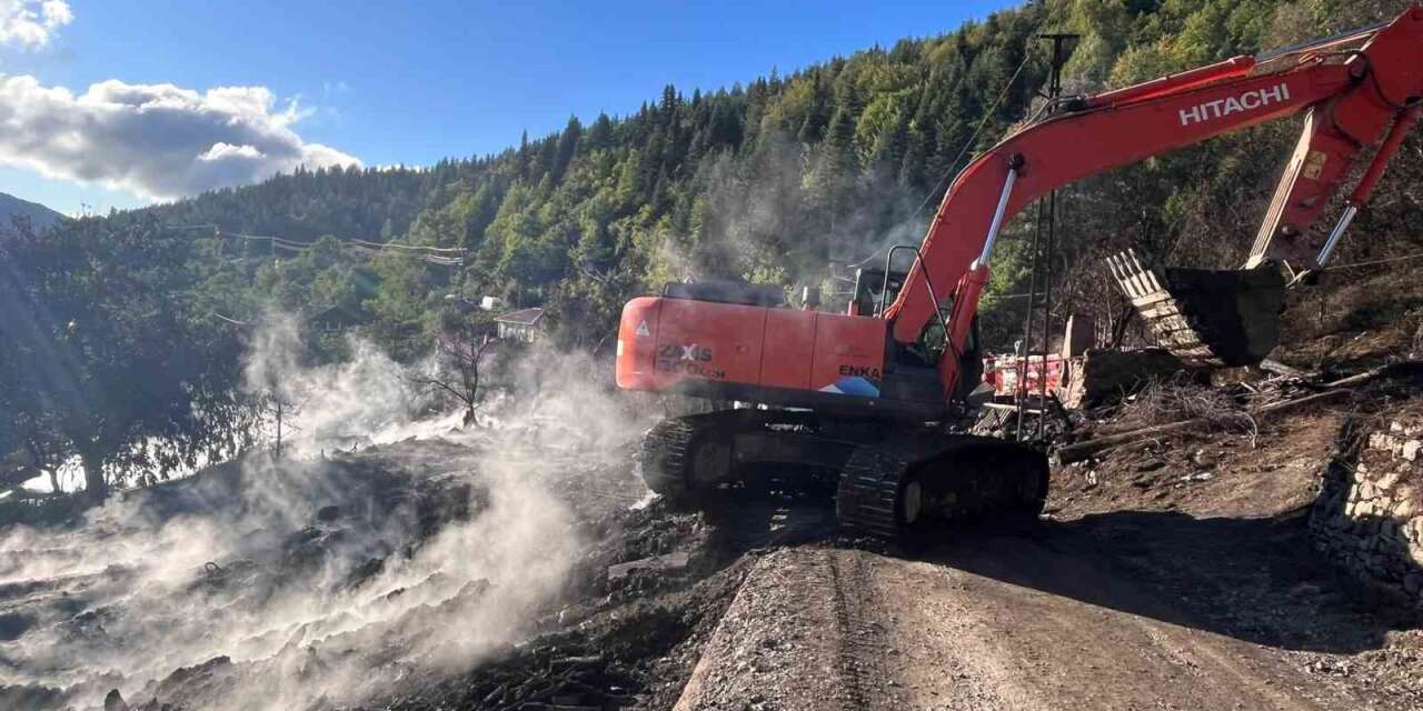 11 evin küle döndüğü köyde enkaz iş makineleriyle kaldırılıyor