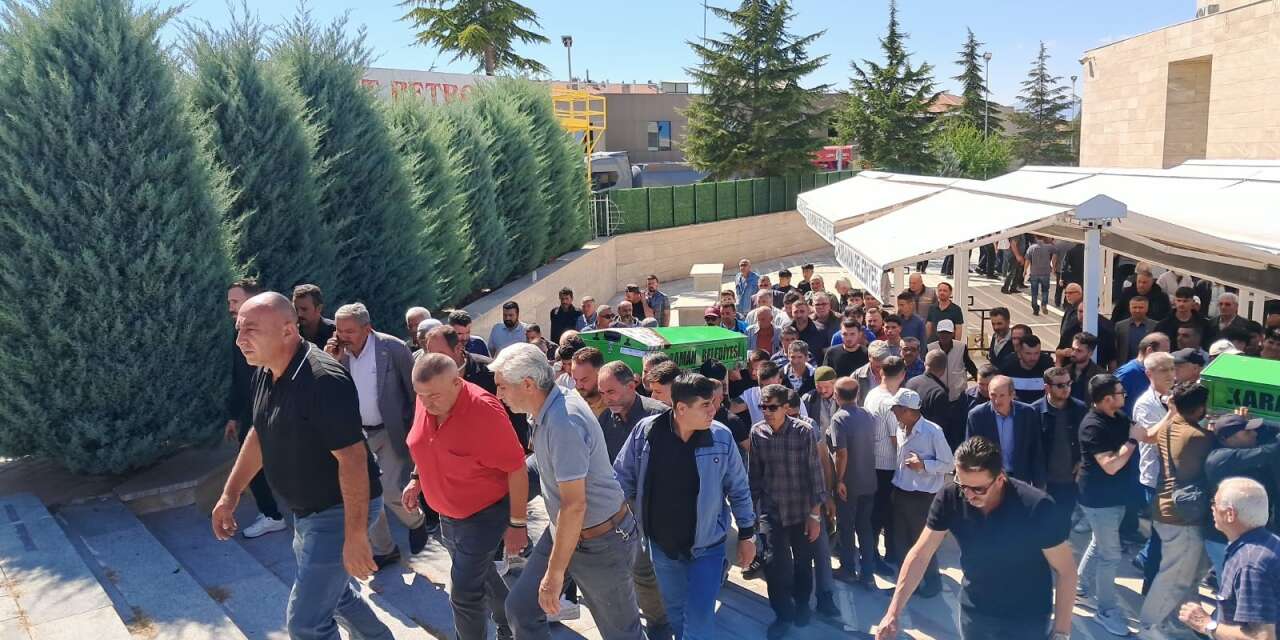 Evlerinde ölü bulunan karı koca toprağa verildi