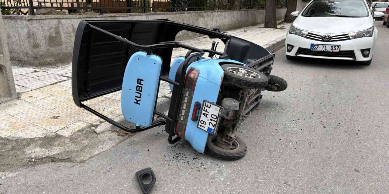 Hafif ticari araç ile elektrikli motosiklet çarpıştı: 1’i çocuk 2 yaralı