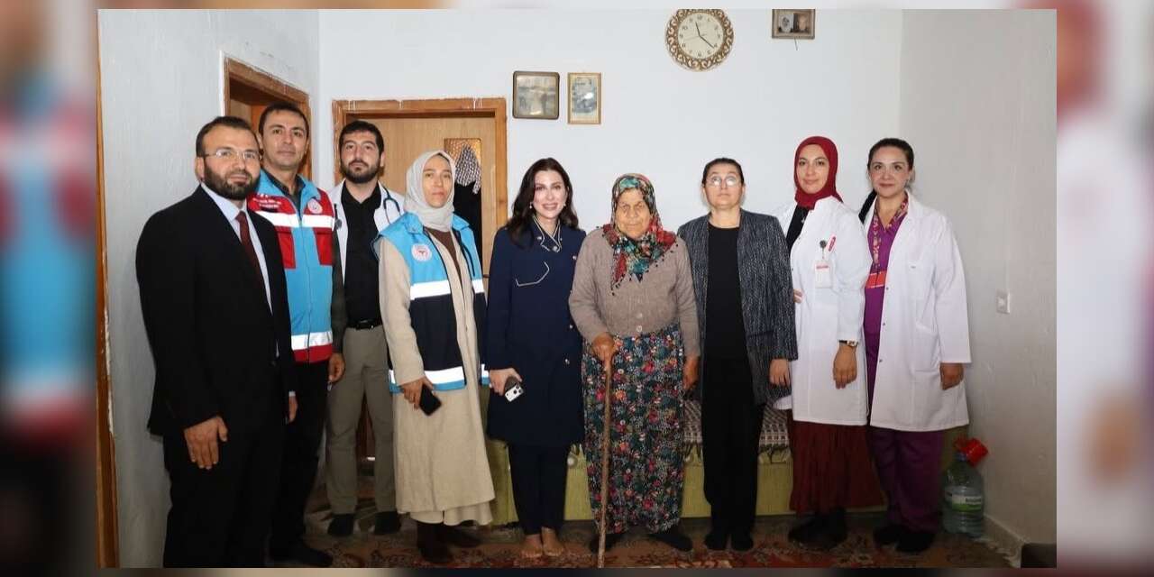 Bahşılı’da anlamlı ziyaret! Kaymakam Kazanasmaz büyükleri yalnız bırakmadı