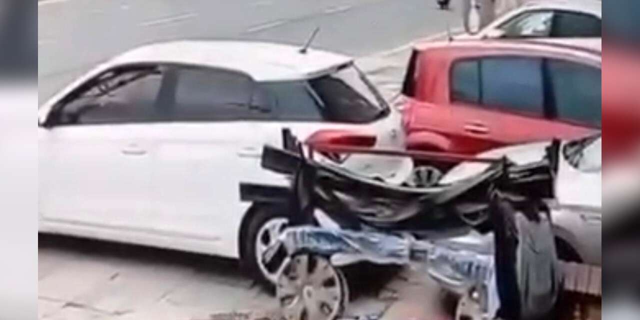 Otomobil çarpan bisiklet sürücüsünün ağır yaralandığı kaza kameraya yansıdı