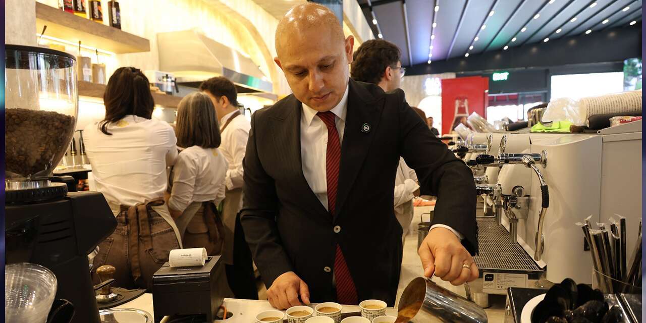 Ahmet Önal'dan Dünya Kahve Günü'nde vatandaşlara kahve ikram edildi