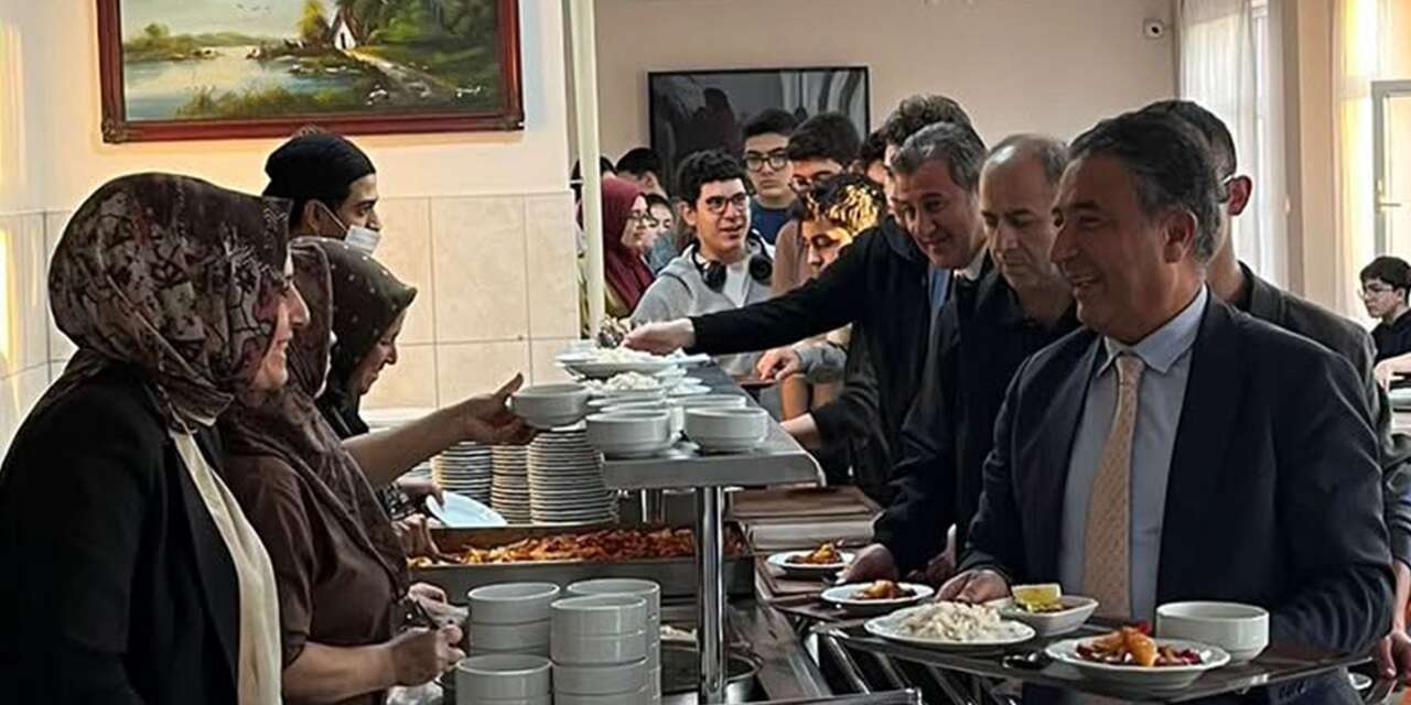 Öğrenciler aynı sofrada buluştu: Akşam yemeği sonrası sürpriz ziyaret