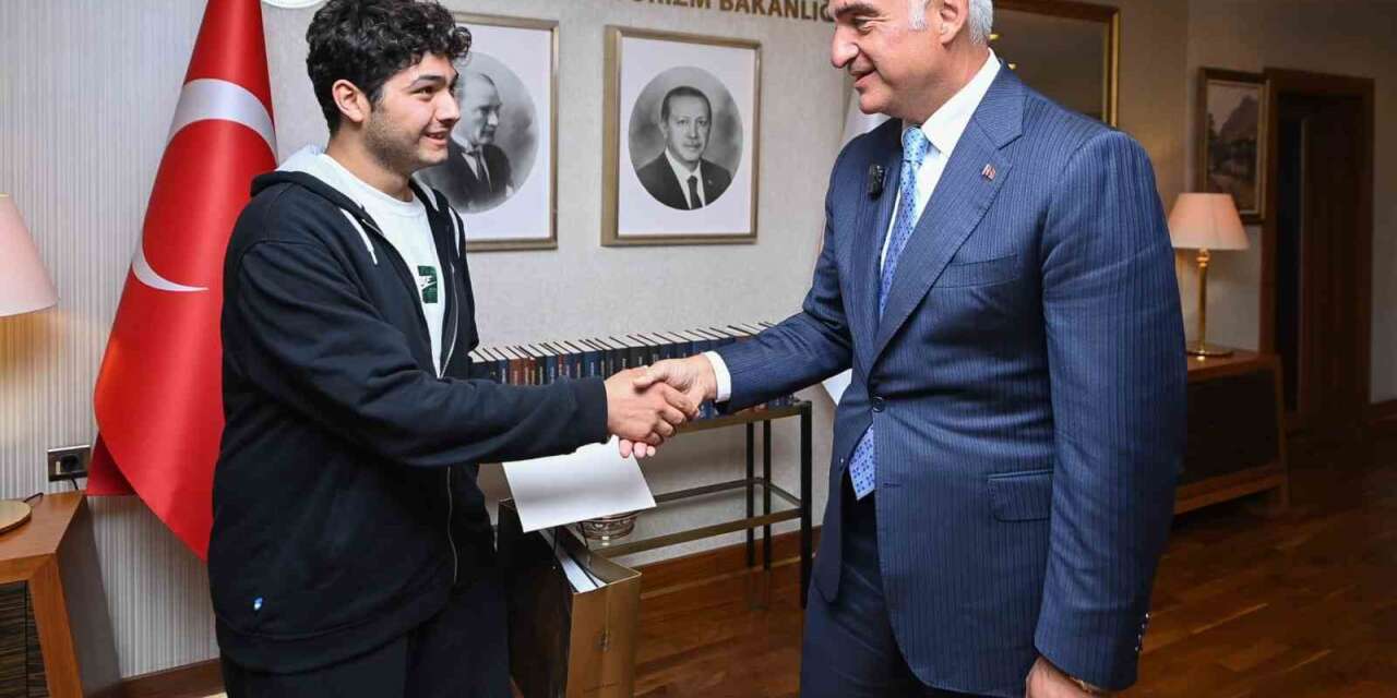 Bakan Ersoy zorlu şartlar altında YKS’de derece yapan öğrenciyle bir araya geldi