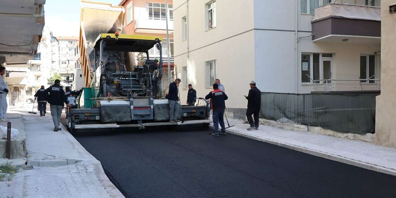 O mahallede yollar yenileniyor: Altyapı tamamlandı, asfalt başladı