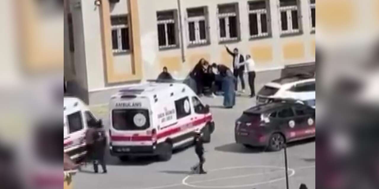 İstanbul Esenyurt'ta lisede öğrenciler arasında kavga!