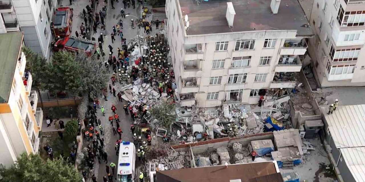 Maltepe’de 7 katlı binanın 3 katında çökme: 2 kişi sağ olarak çıkarıldı