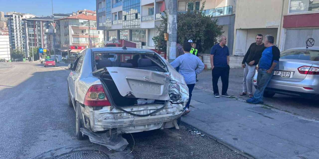 Ankara’da kamyonet, park halindeki 3 otomobile çarptı