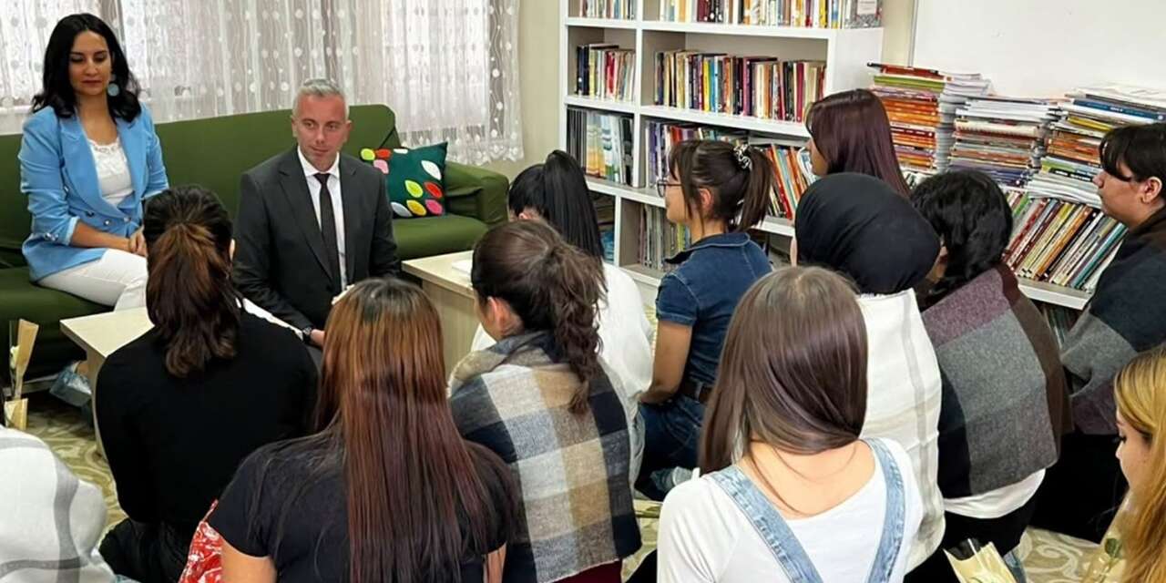 Kız çocukları için renkli buluşma: Kozalaklar birlikte boyandı