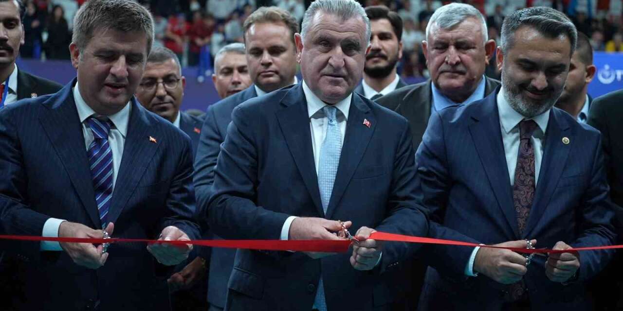 Gençlik ve Spor Bakanı Bak, Kırıkkale’de yeni spor salonunun açılışını yaptı