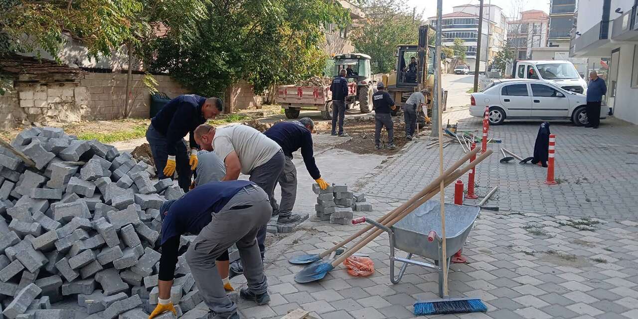 Bozulan yollara müdahale: Kilit parke taşları onarılıyor