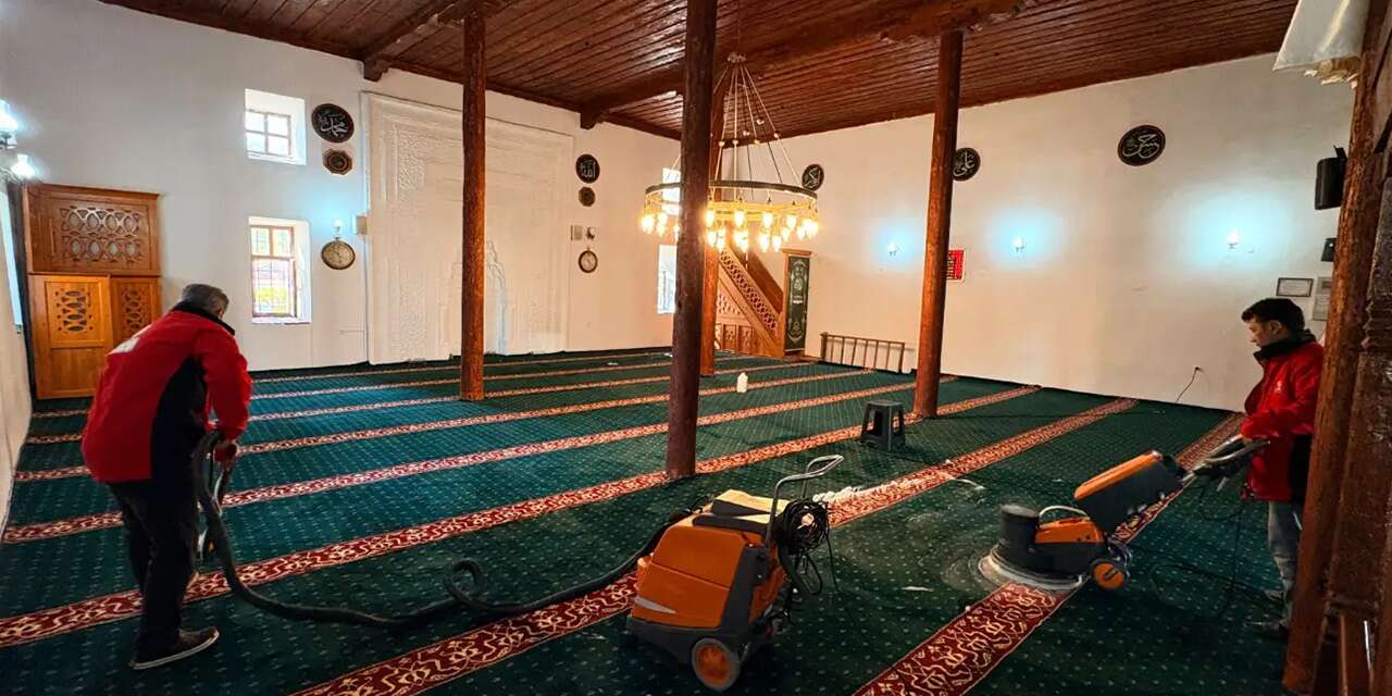 Sulakyurt'da anlamlı çalışma! Camide temizlik yapıldı