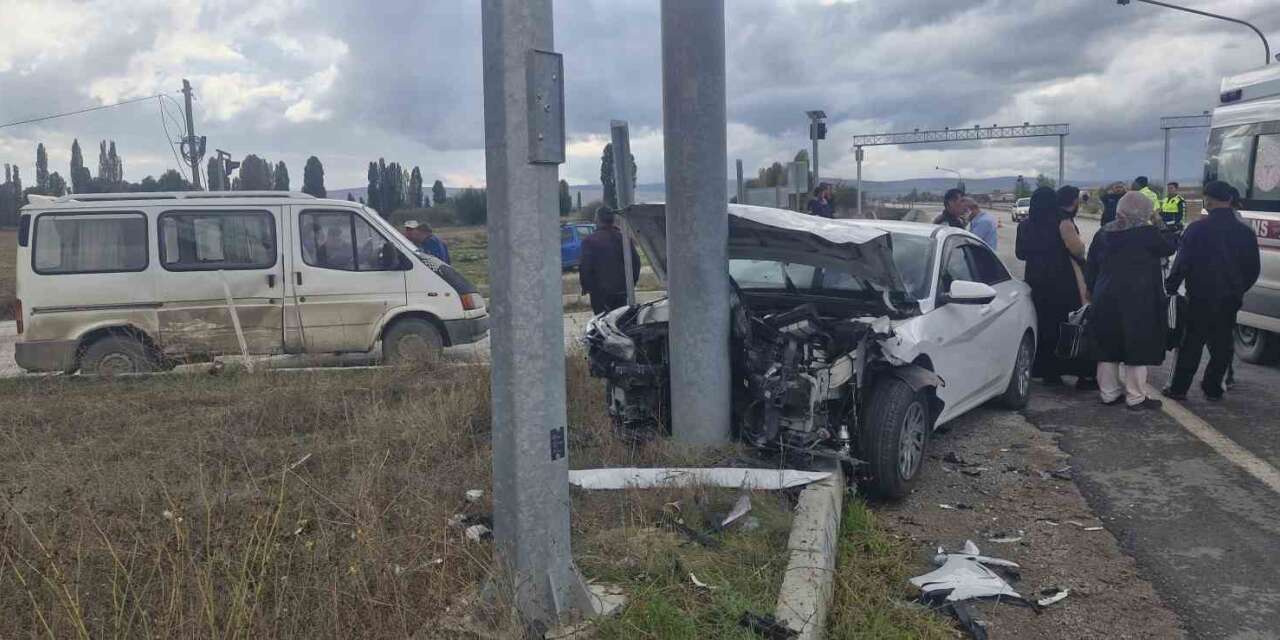 Minibüs otomobille çarpıştı: 6 yaralı