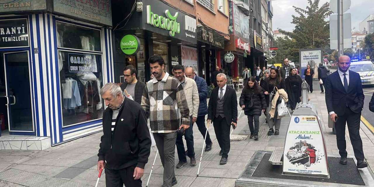 Görme engelliler için beyaz bastonlarla yürüdüler