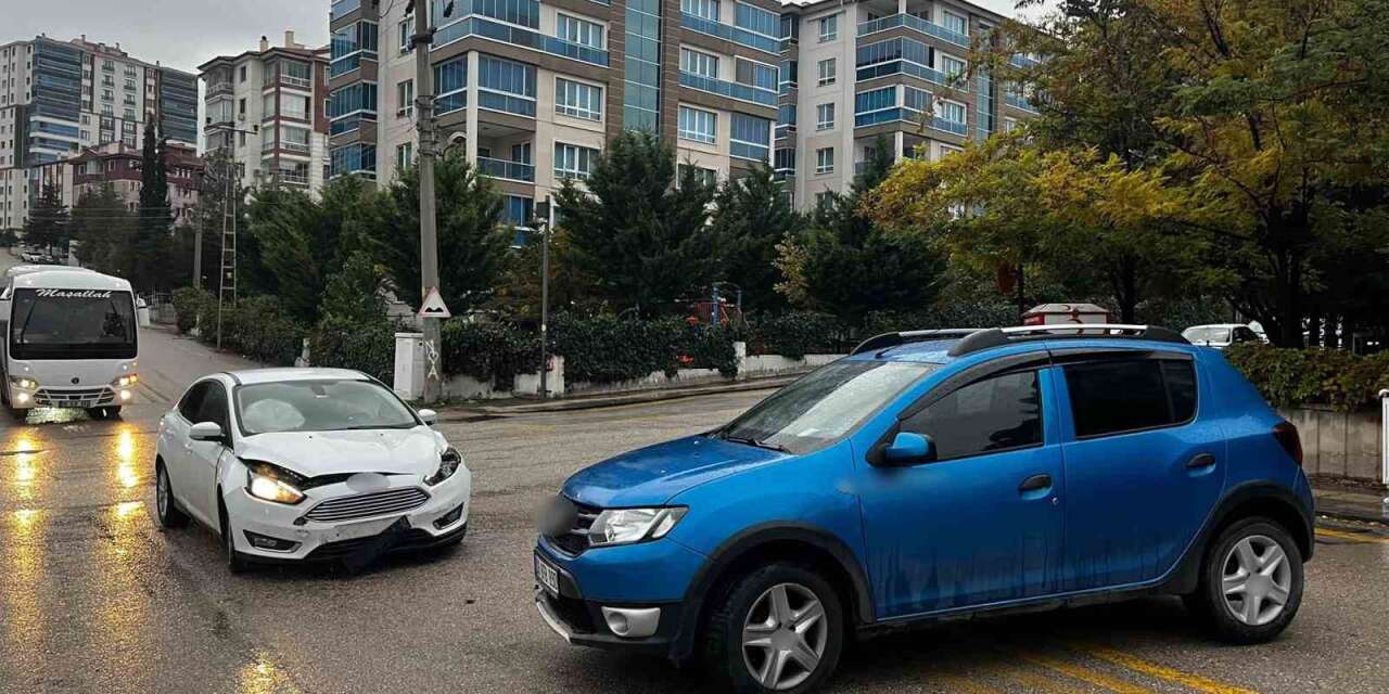 Ankara’da iki otomobil çarpıştı