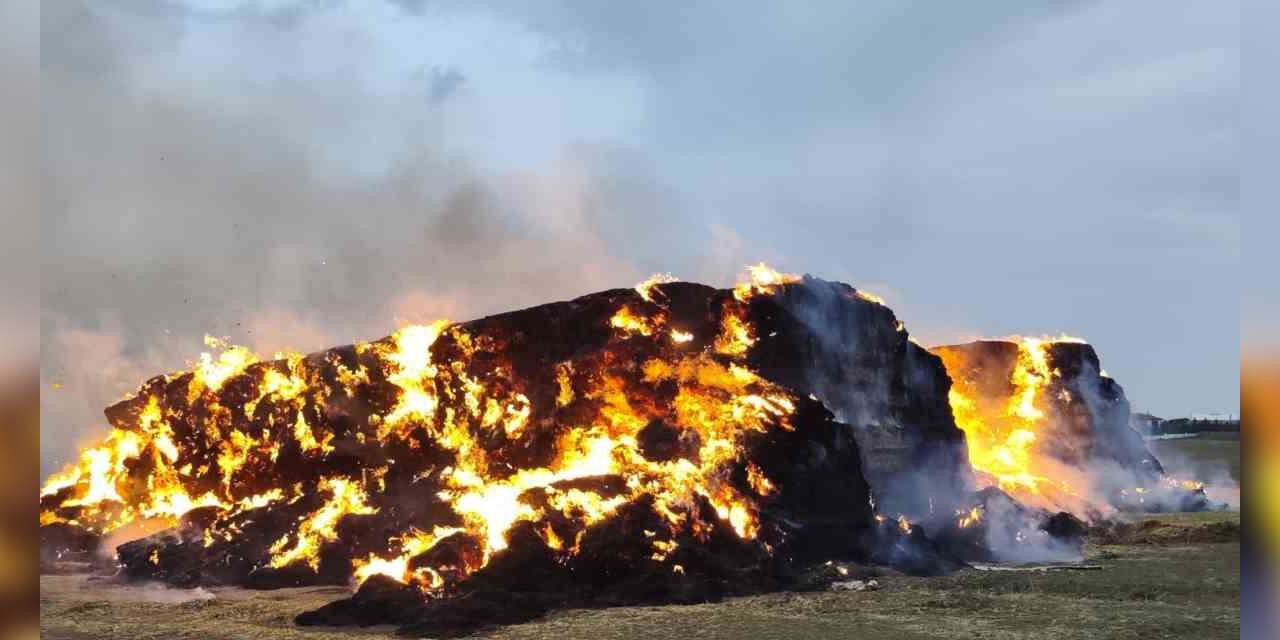 Yıldırım düştü, 500 ton saman balyası alev alev yandı