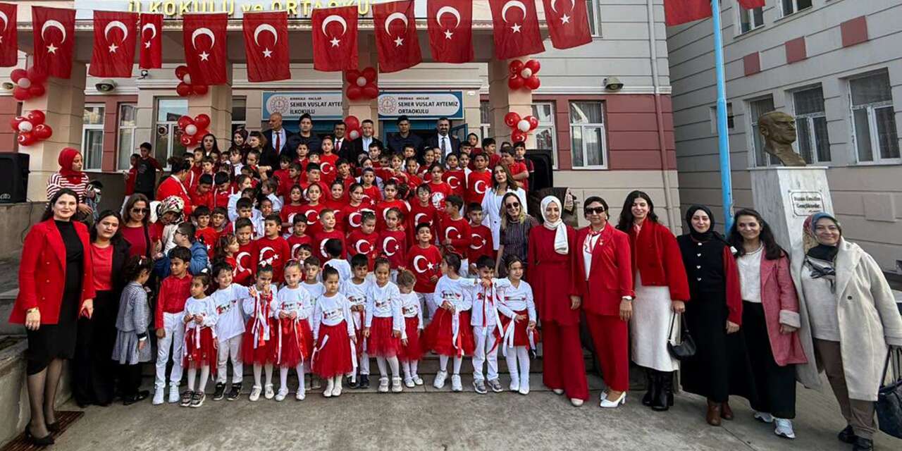 Hacılar'da Cumhuriyet coşkusu! Öğrencilerden anlamlı gösteriler