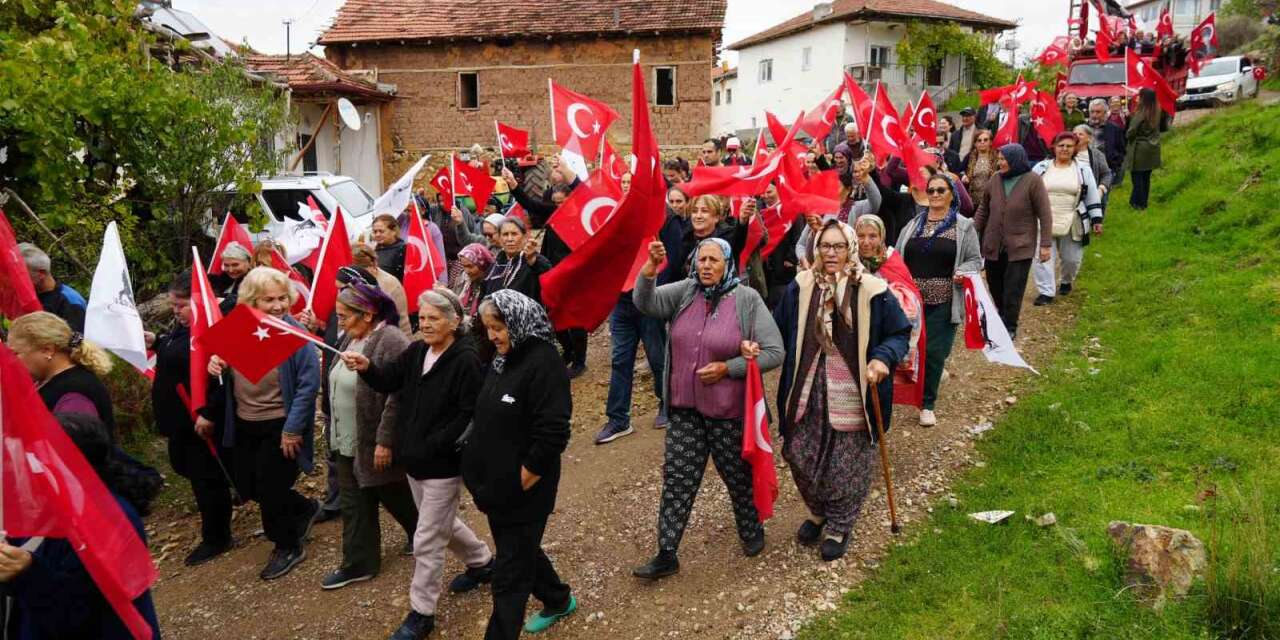 Anadolu köyünde Cumhuriyet coşkusu: Yaşlısı genci bayraklarla yürüdü, halaylar çekti