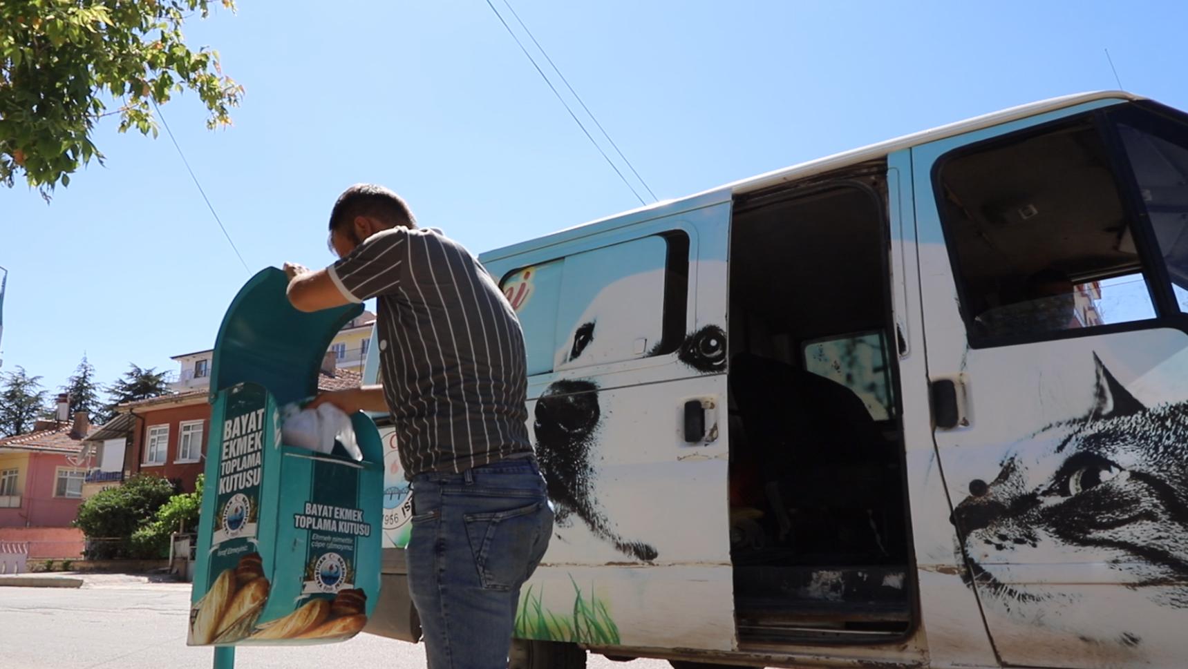 Bayat Ekmek Kutuları İsrafın Önüne Geçiyor