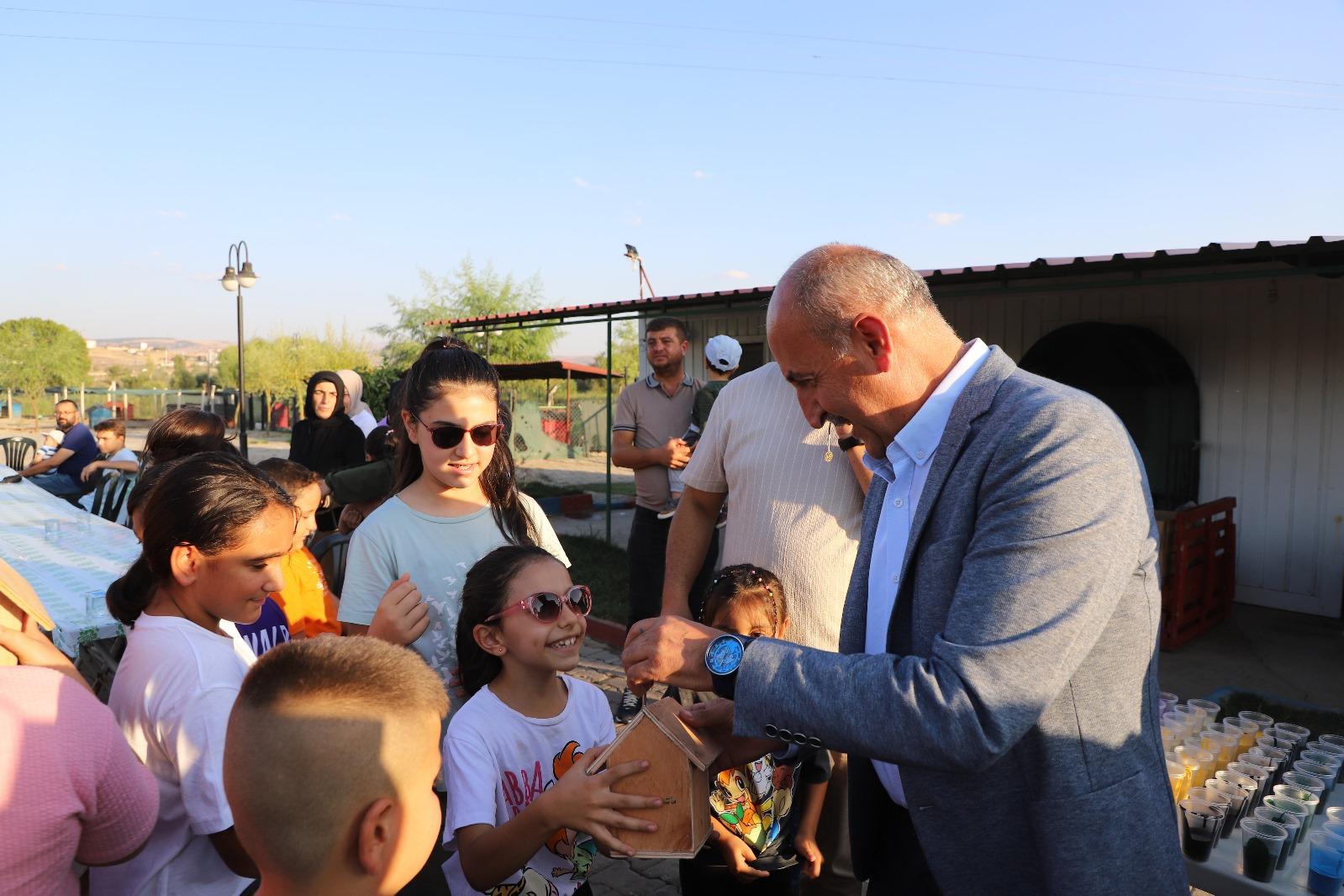 Kuşlar için rengârenk yuva yaptılar