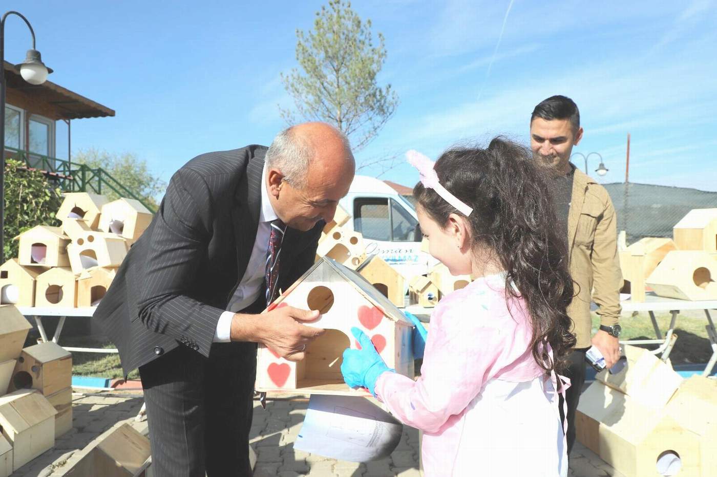 Çocukların Resmettiği Kulübeler Hayat Buldu