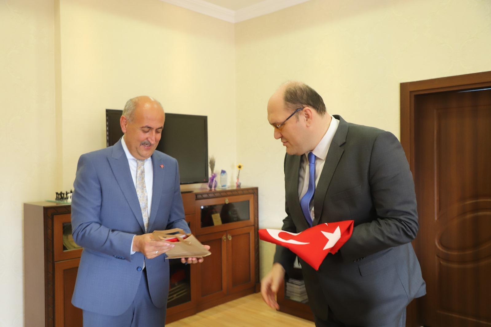 YAHŞİHAN BELEDİYESİ 7 BİN 500 HANEYE TÜRK BAYRAĞI DAĞITTI